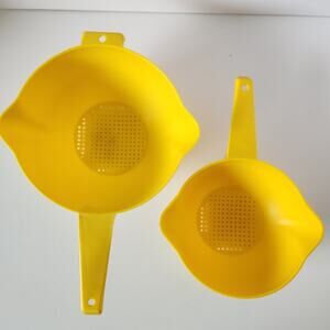 VTG Tupperware Yellow Colander Strainer 1 & 2 Quart Pour Spout Hanger Plastic